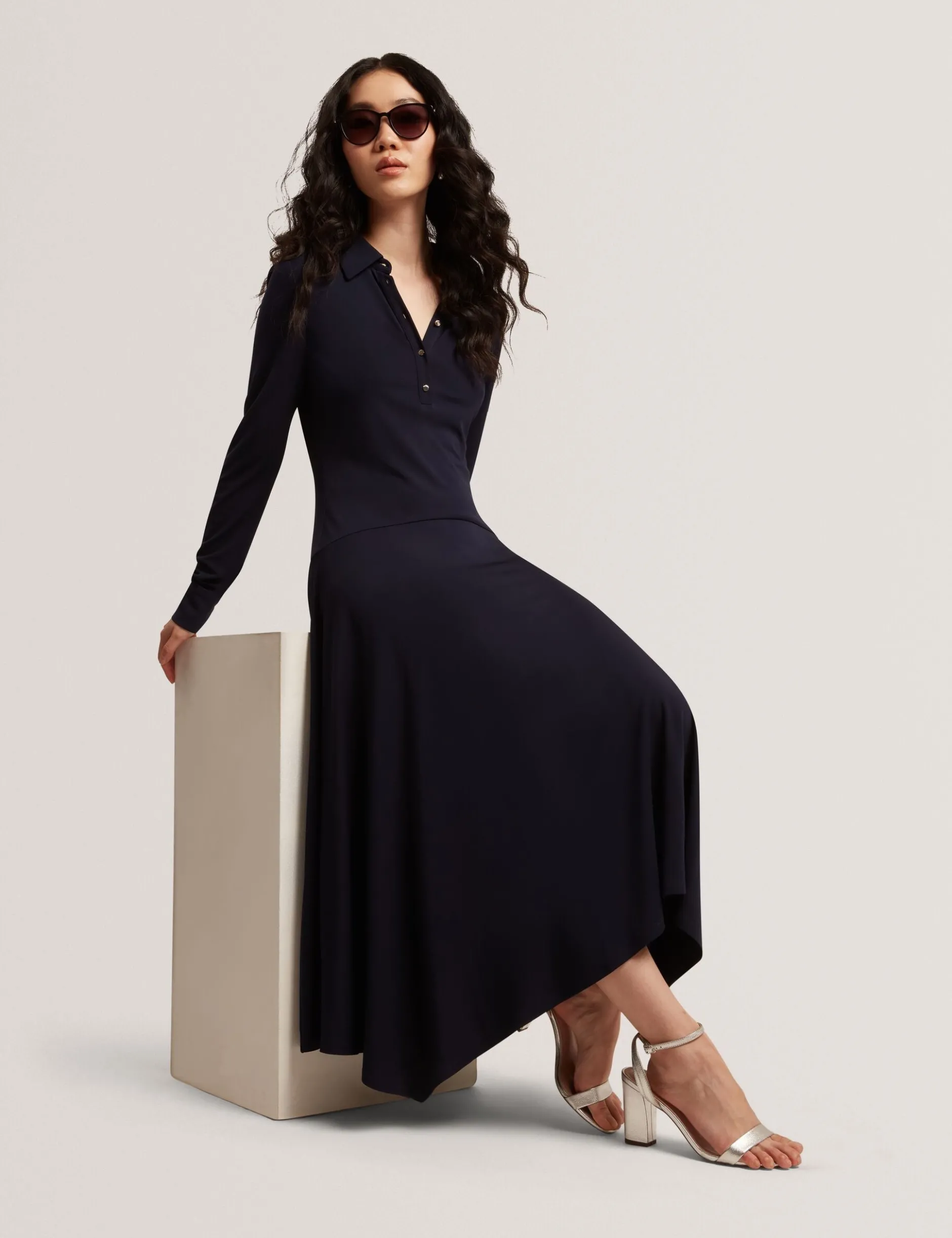 Asymmetrisches Jersey-Midi-Hemdkleid