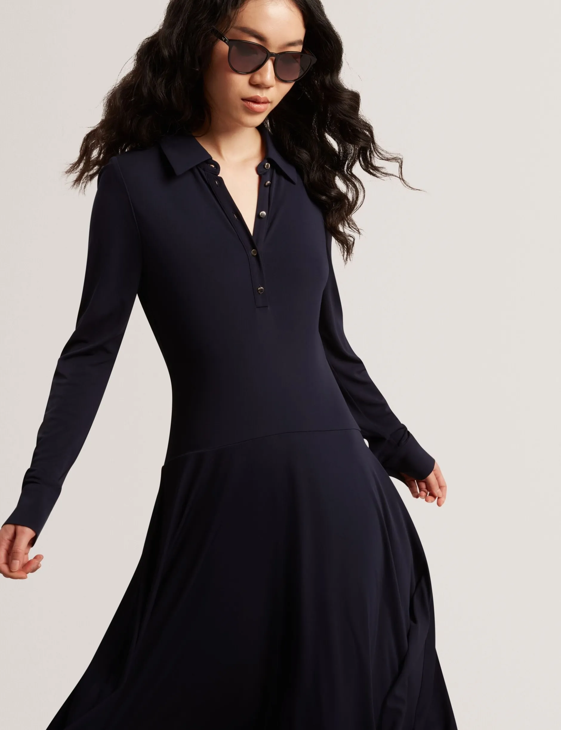 Asymmetrisches Jersey-Midi-Hemdkleid