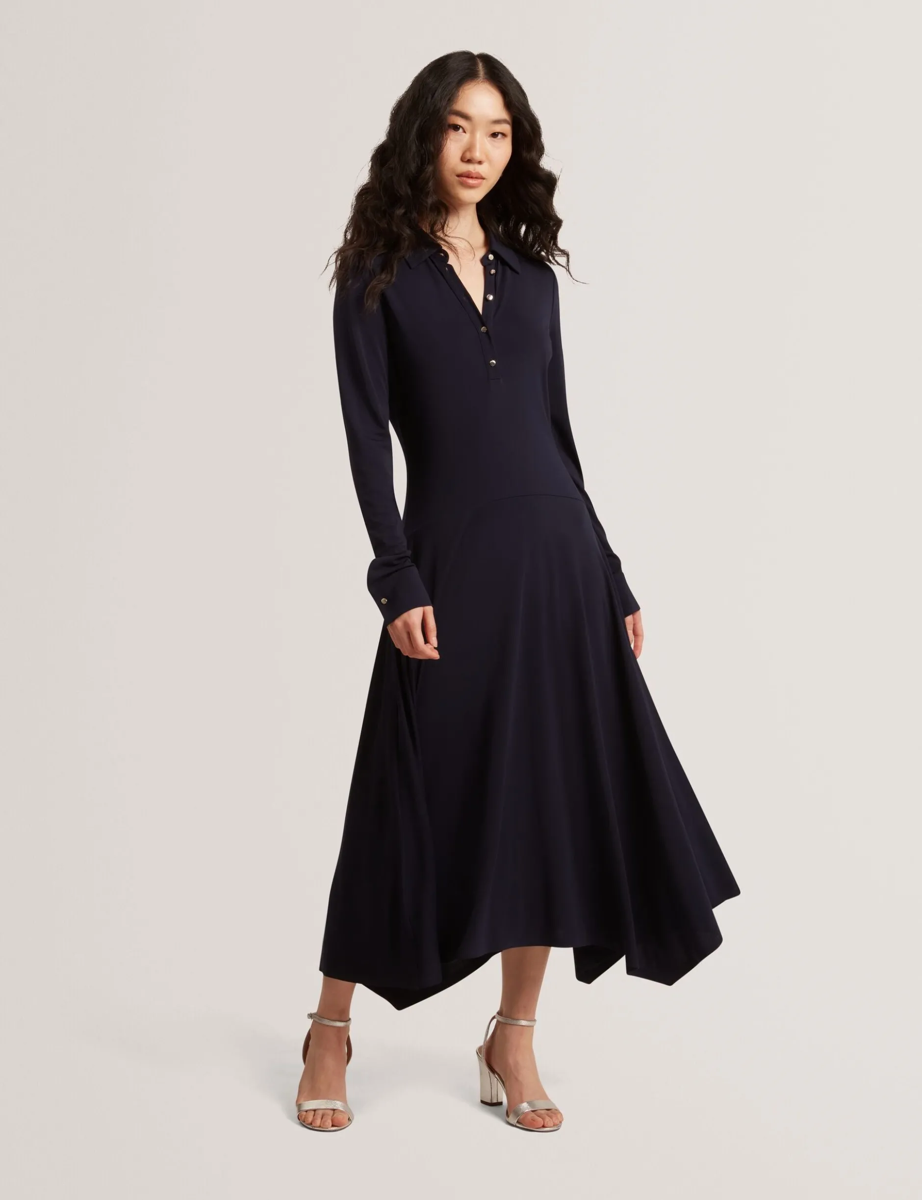 Asymmetrisches Jersey-Midi-Hemdkleid