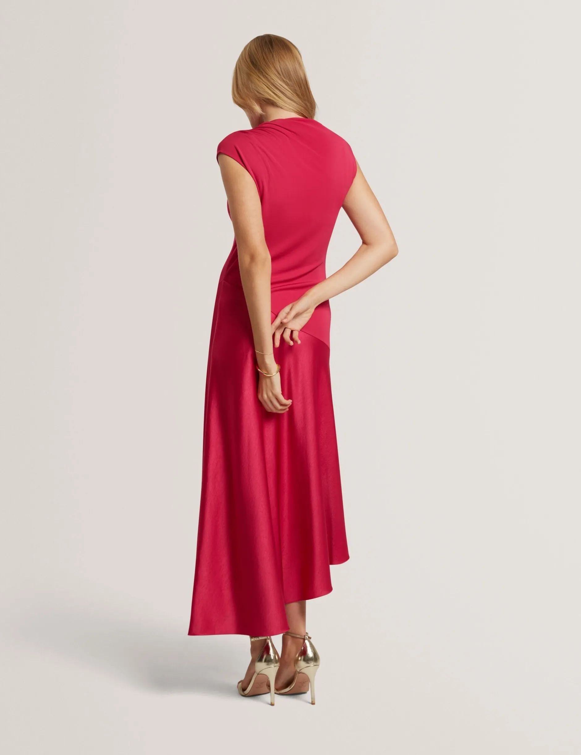 Asymmetrisches Midikleid aus Satin mit Einsätzen