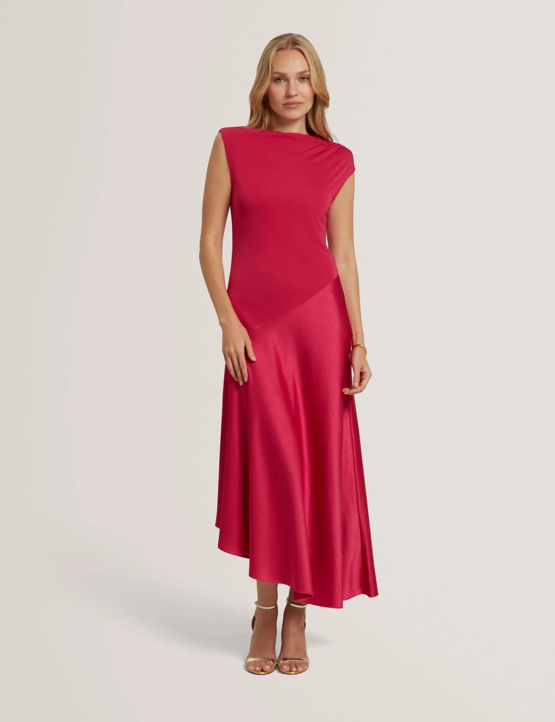 Asymmetrisches Midikleid aus Satin mit Einsätzen