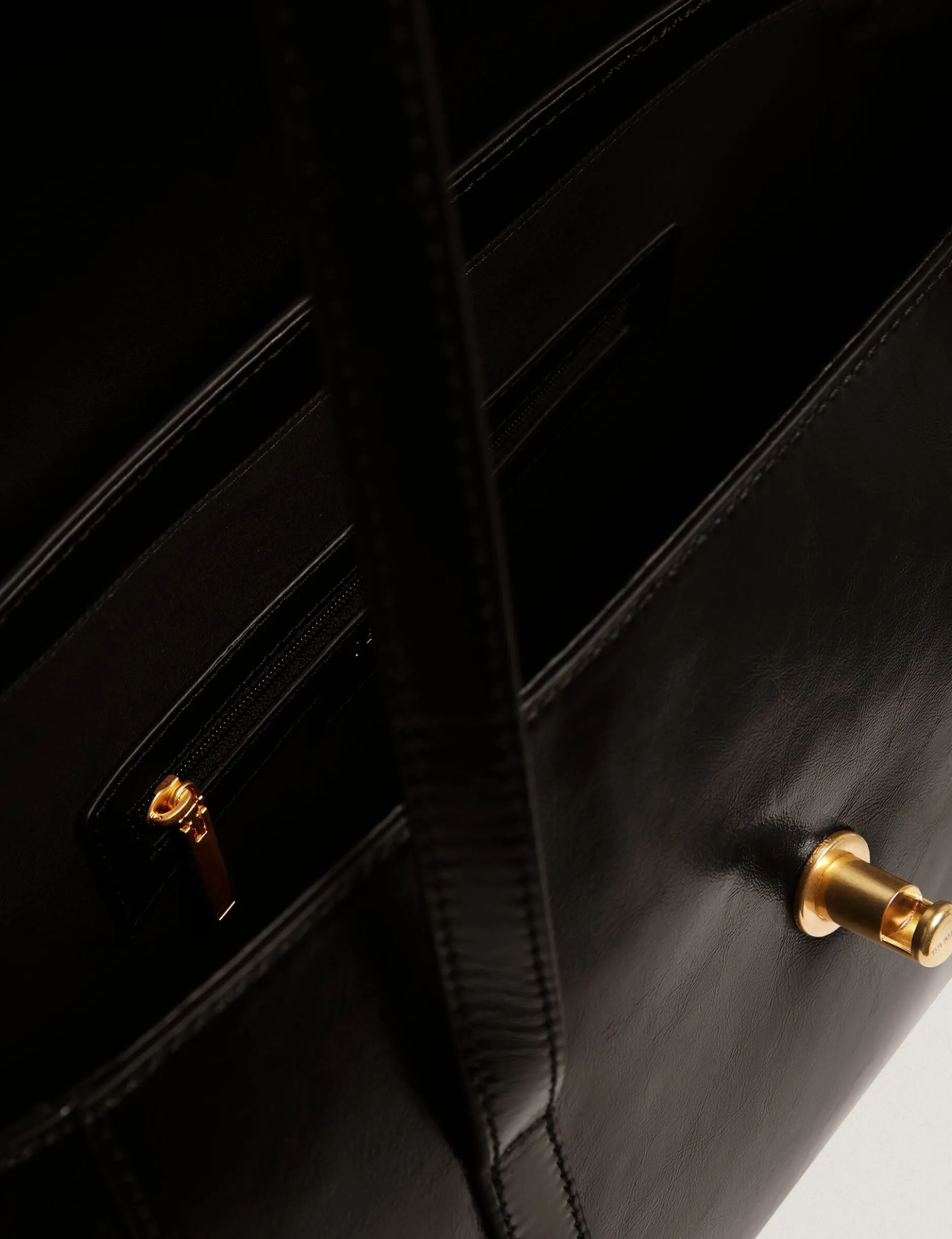 Baguette-Tasche aus geknittertem Leder mit Drehverschluss