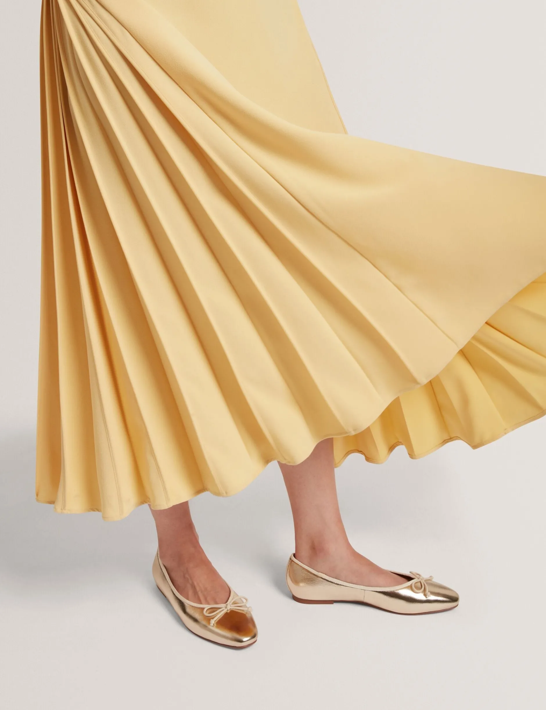 Ballerinas aus Metallic-Leder mit Schleife