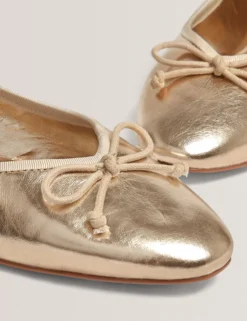 Ballerinas aus Metallic-Leder mit Schleife