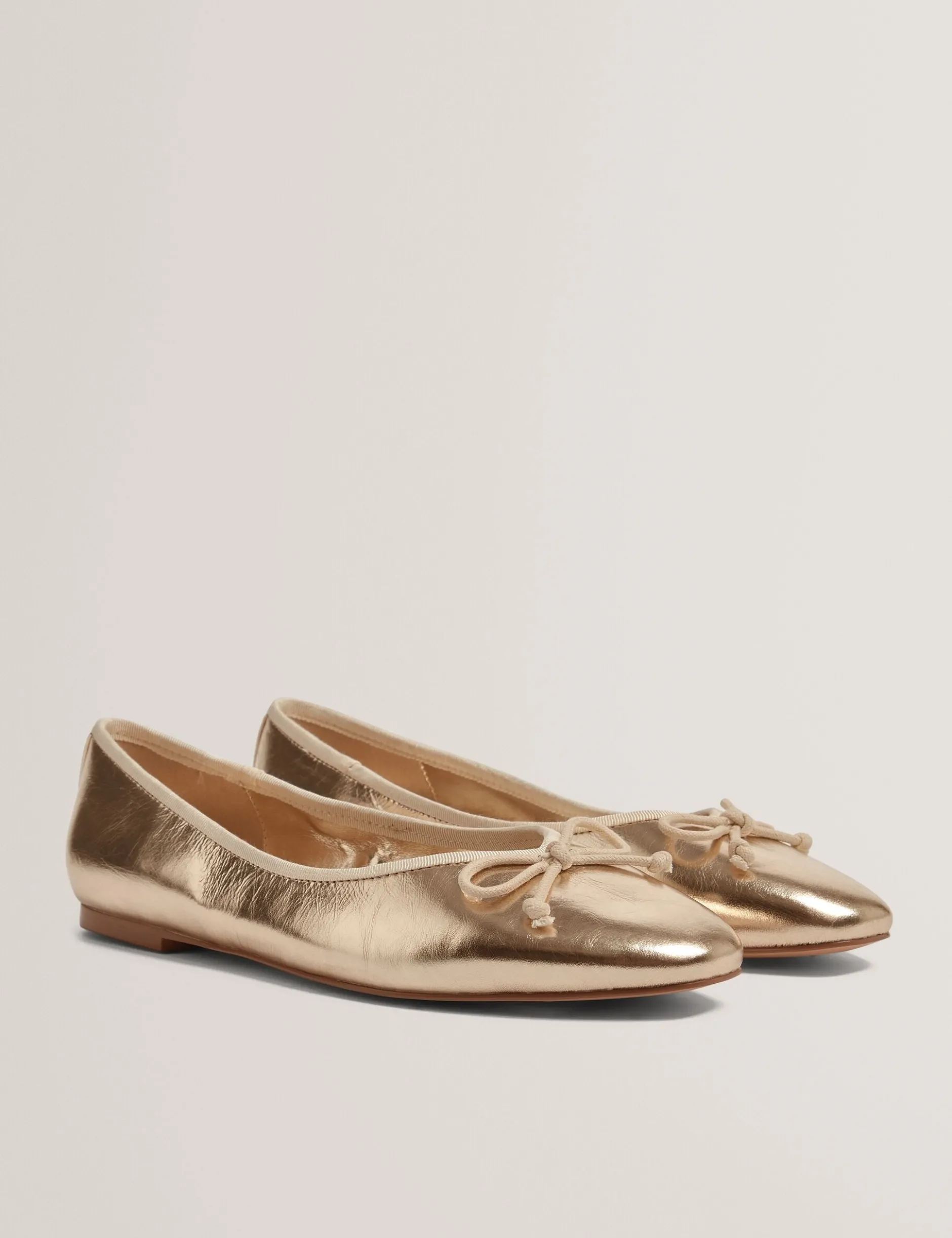 Ballerinas aus Metallic-Leder mit Schleife