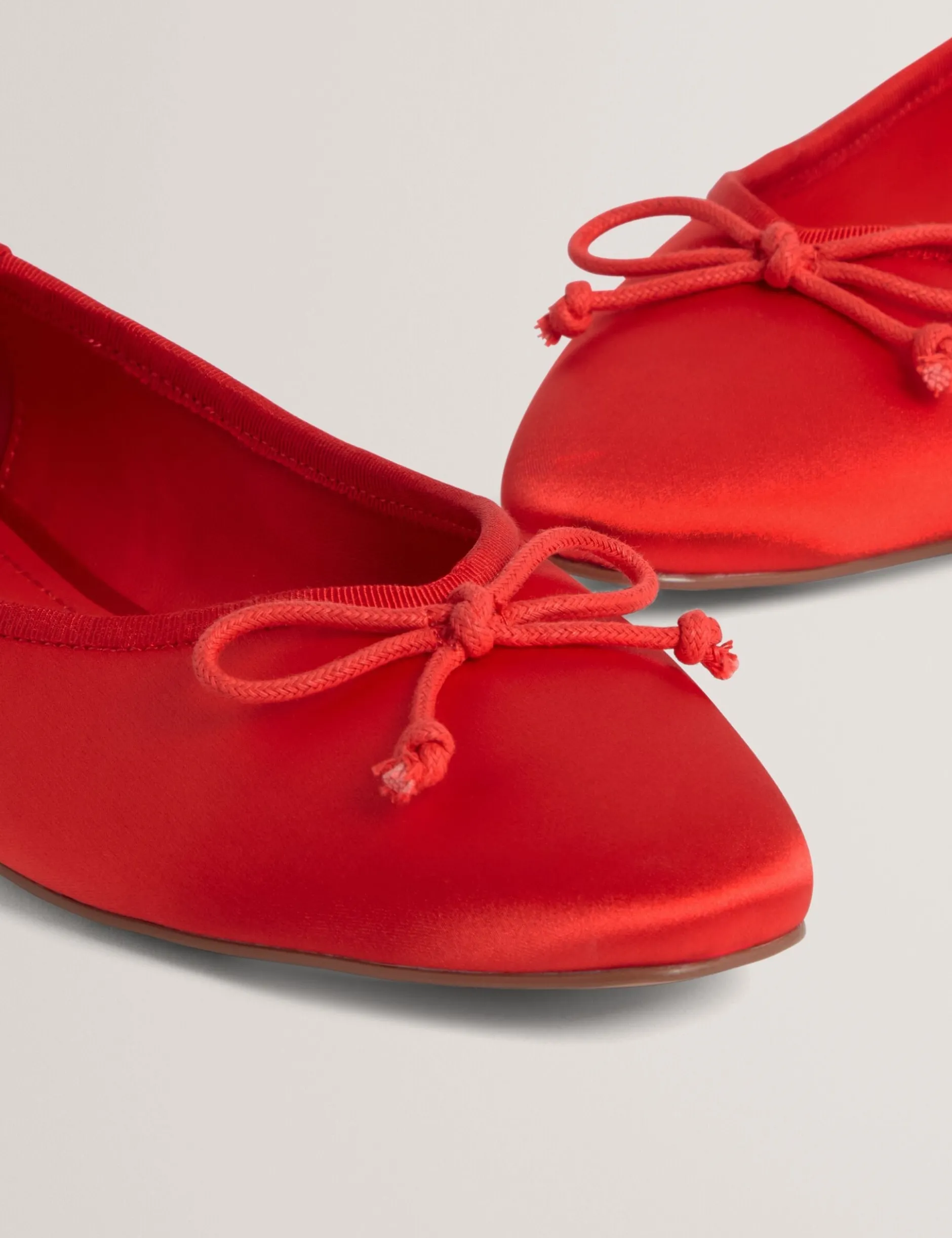 Ballerinas mit Satinschleife