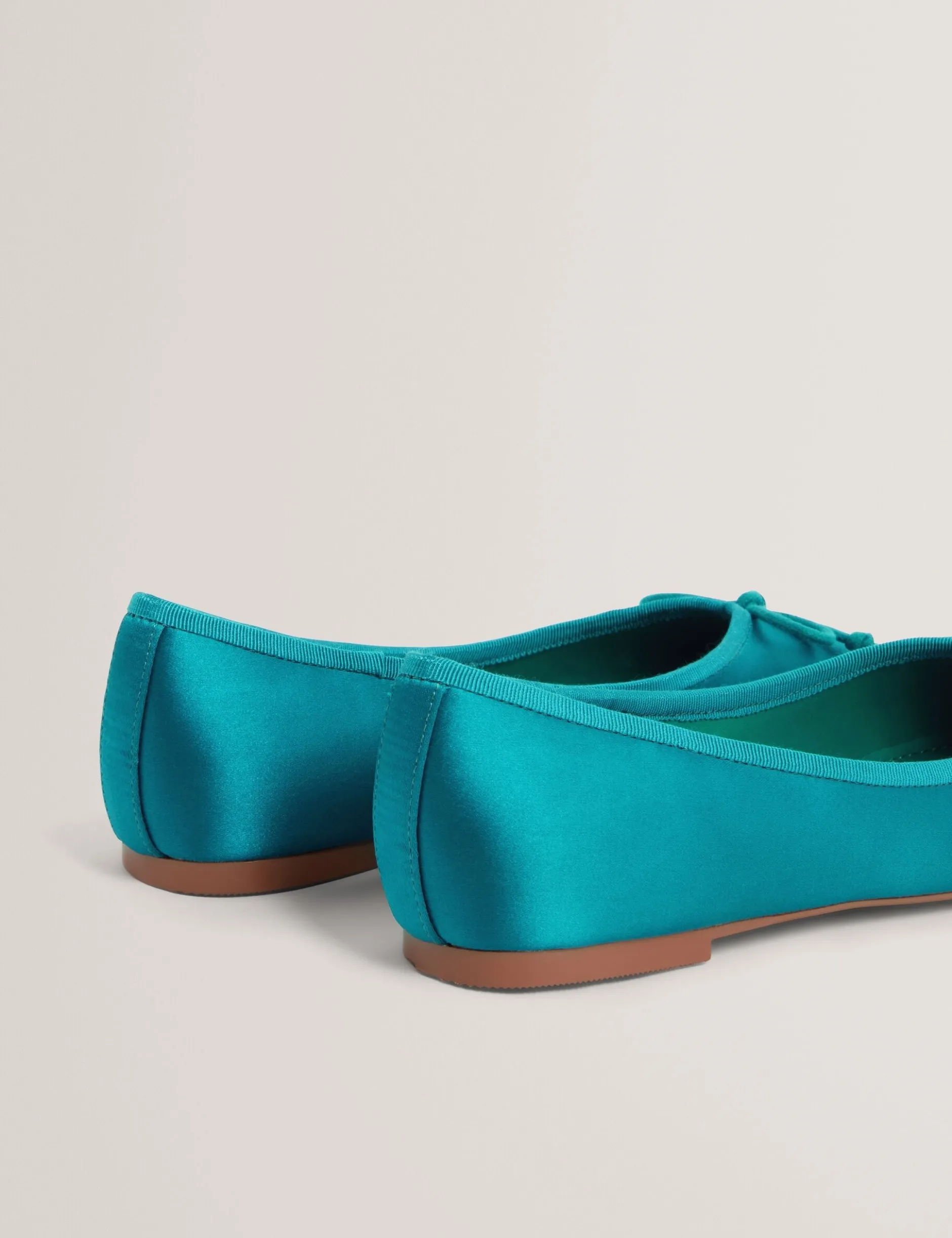 Ballerinas mit Satinschleife