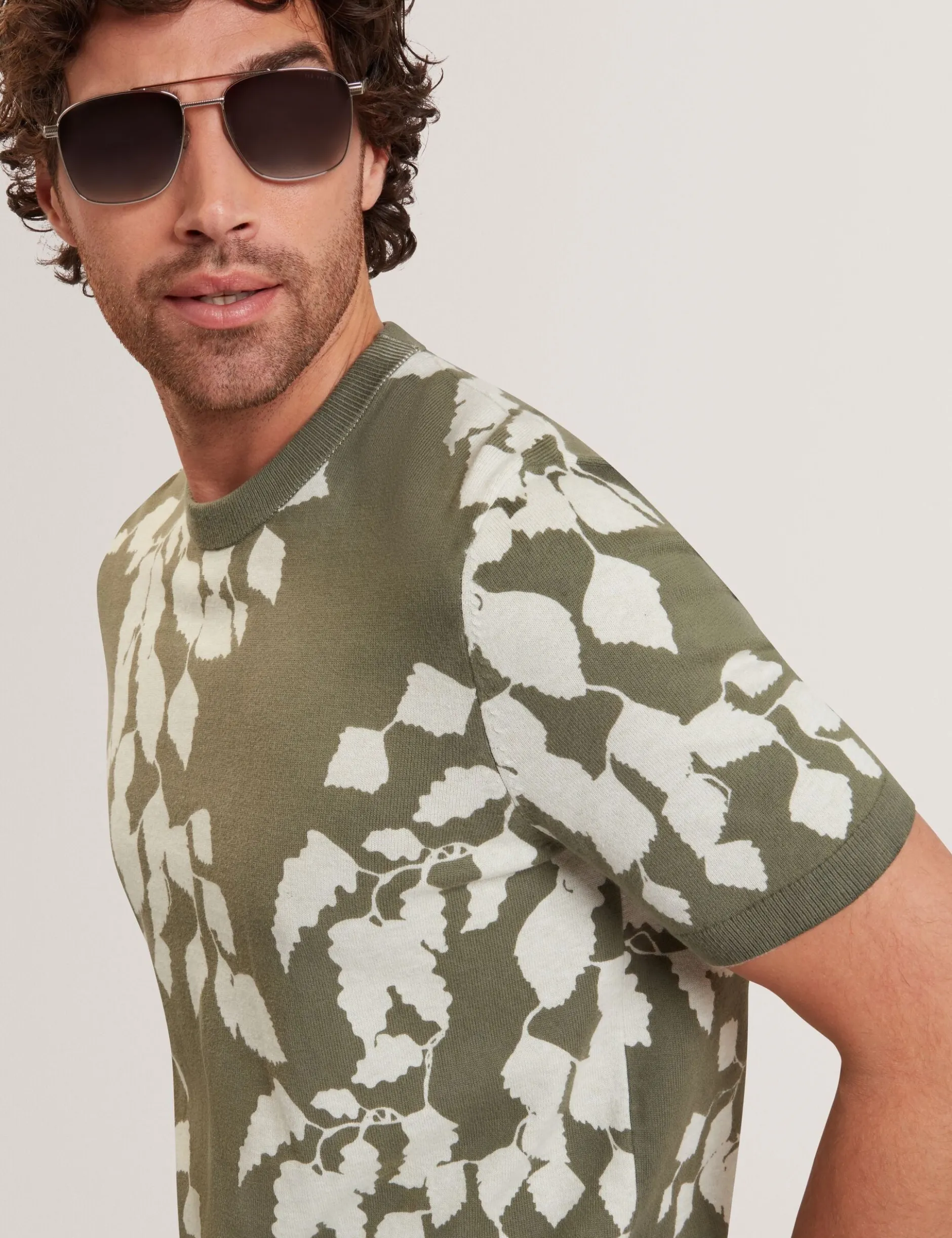 Baumwoll-Feinstrick-T-Shirt mit Blätterprint