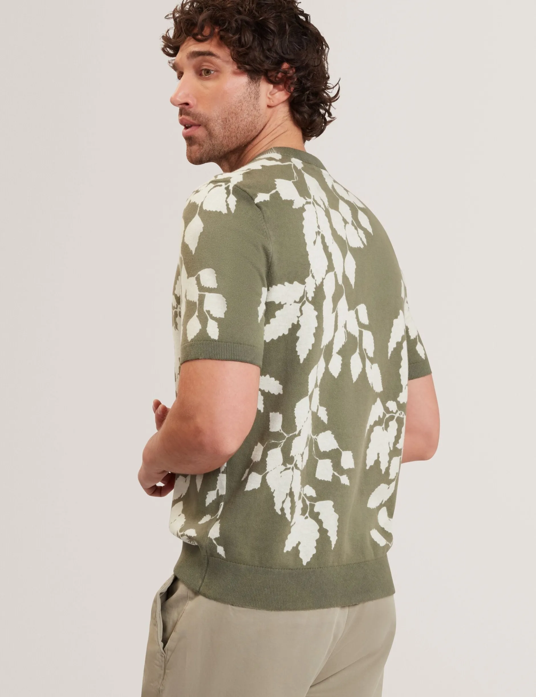 Baumwoll-Feinstrick-T-Shirt mit Blätterprint