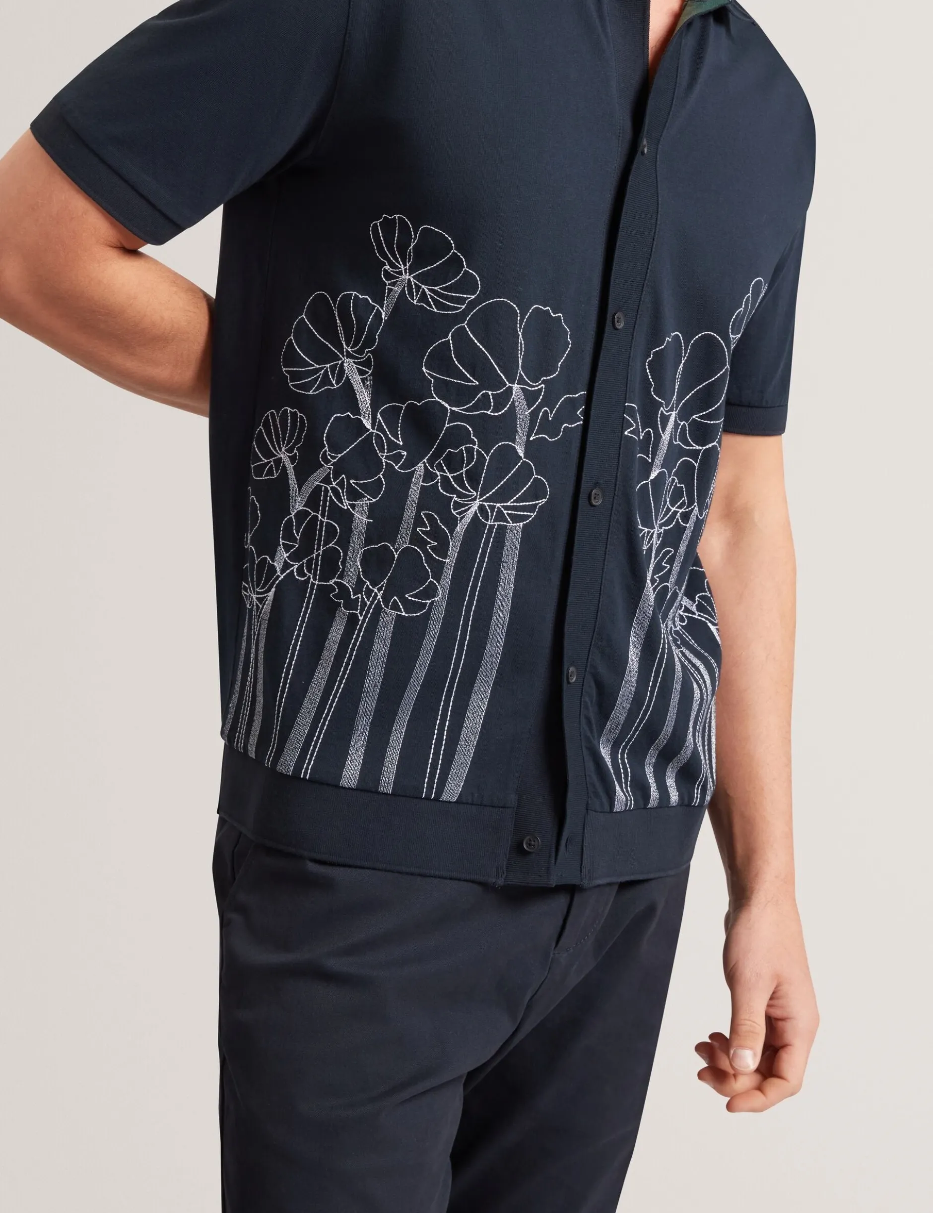 Besticktes Hemd aus reiner Baumwolle mit Blumenmuster