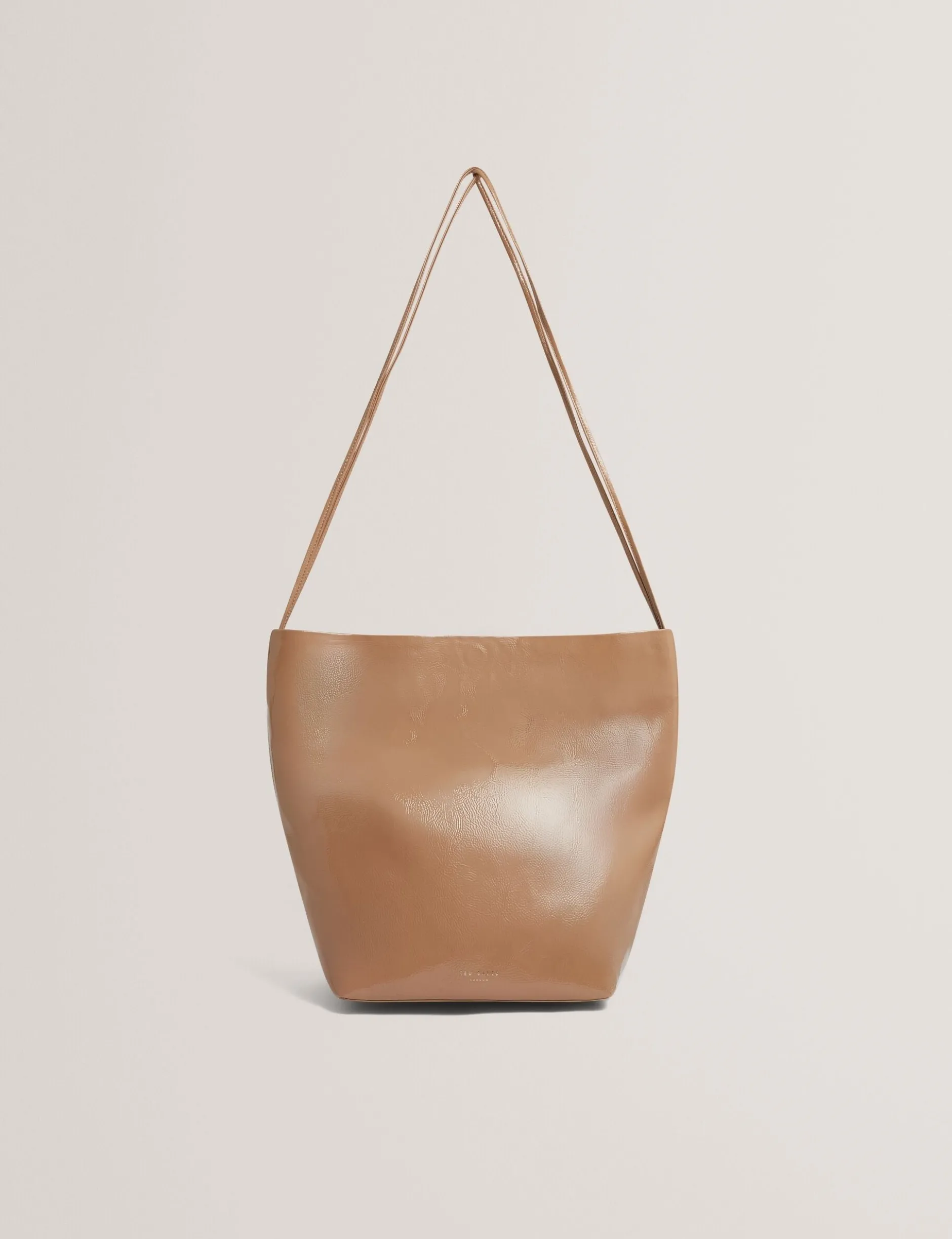 Beuteltasche aus geknittertem PU mit schmalem Tragegurt