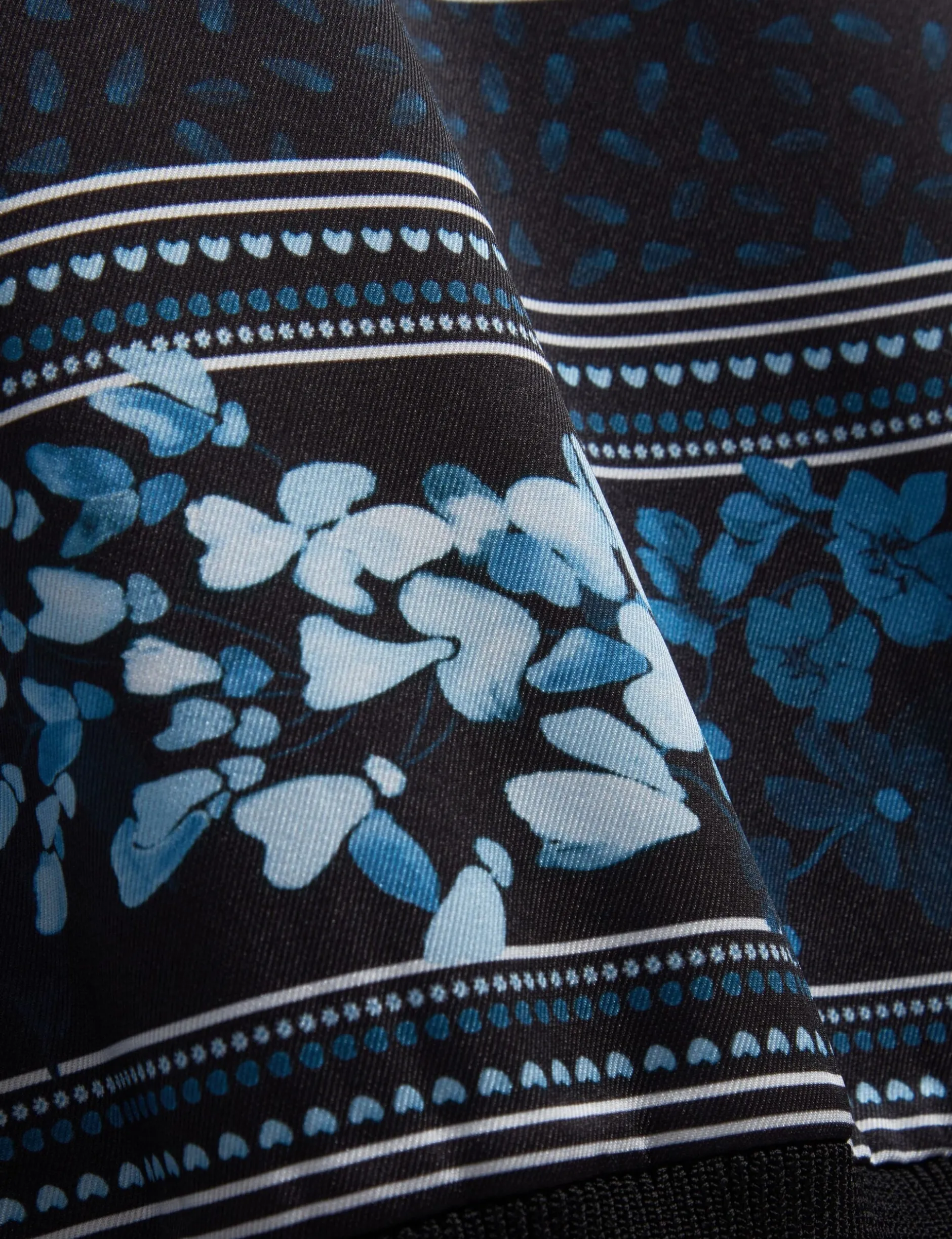 Blaues, kastenförmiges Strickkleid mit Schalmuster