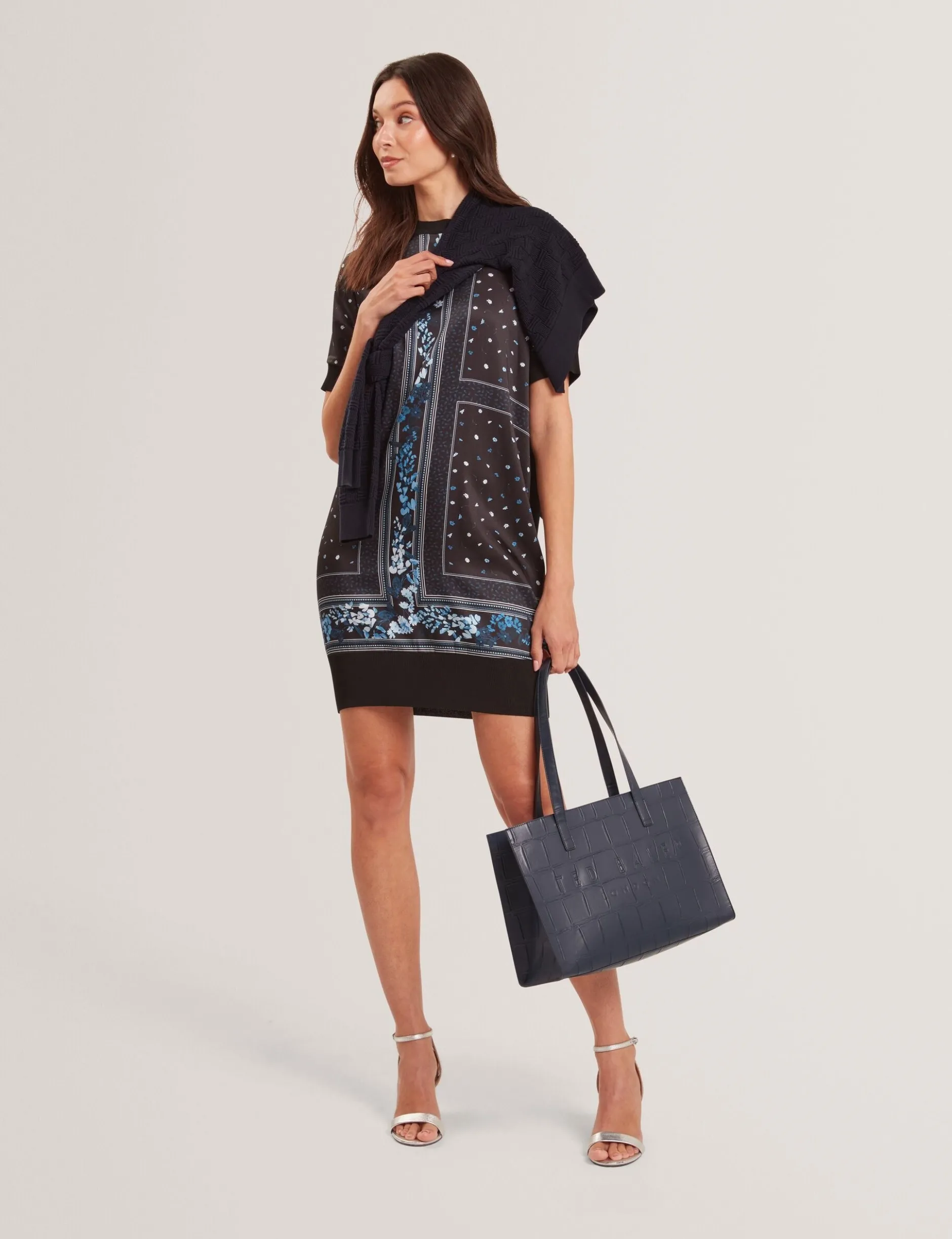 Blaues, kastenförmiges Strickkleid mit Schalmuster