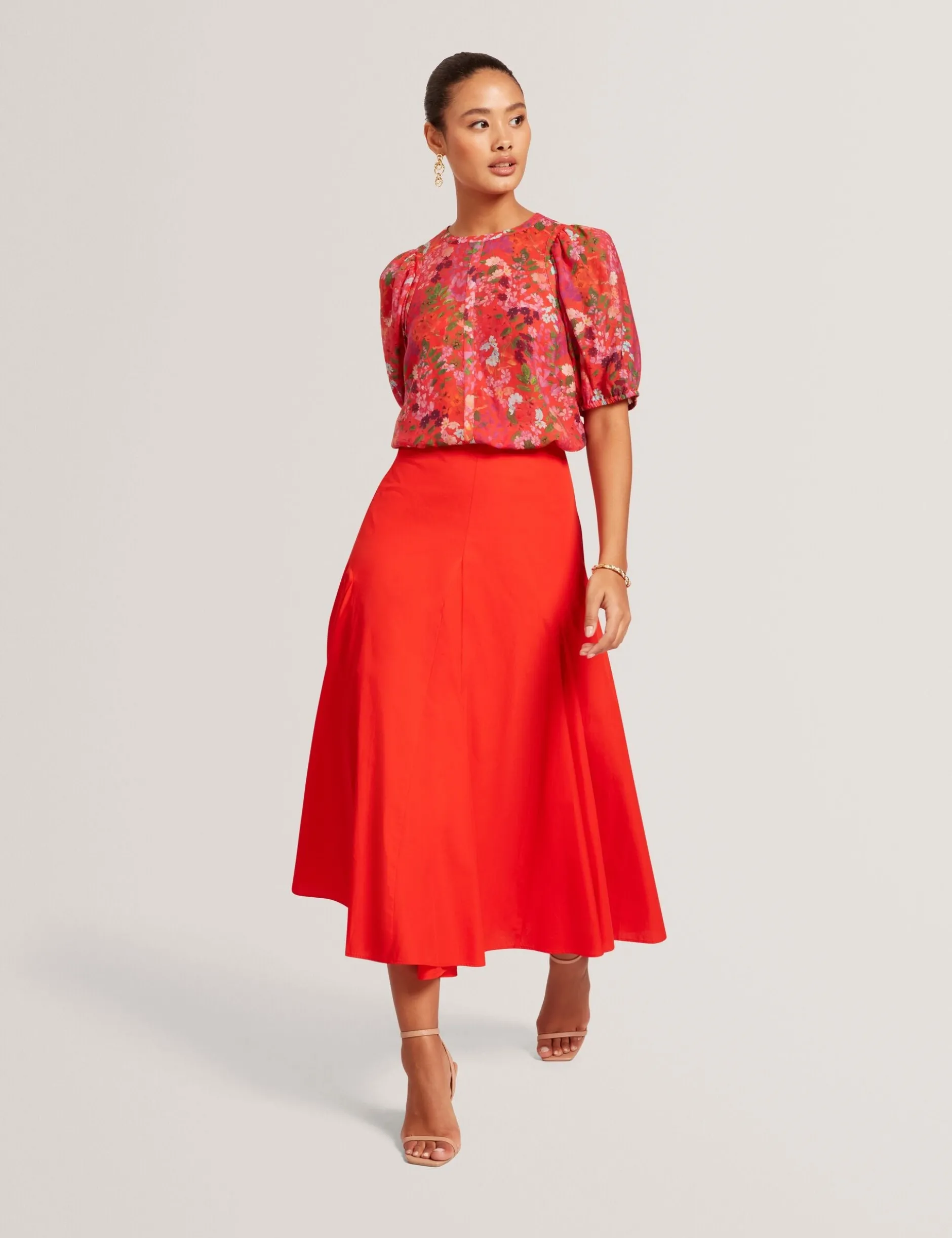 Bluse mit Blütenmuster und Puffärmeln