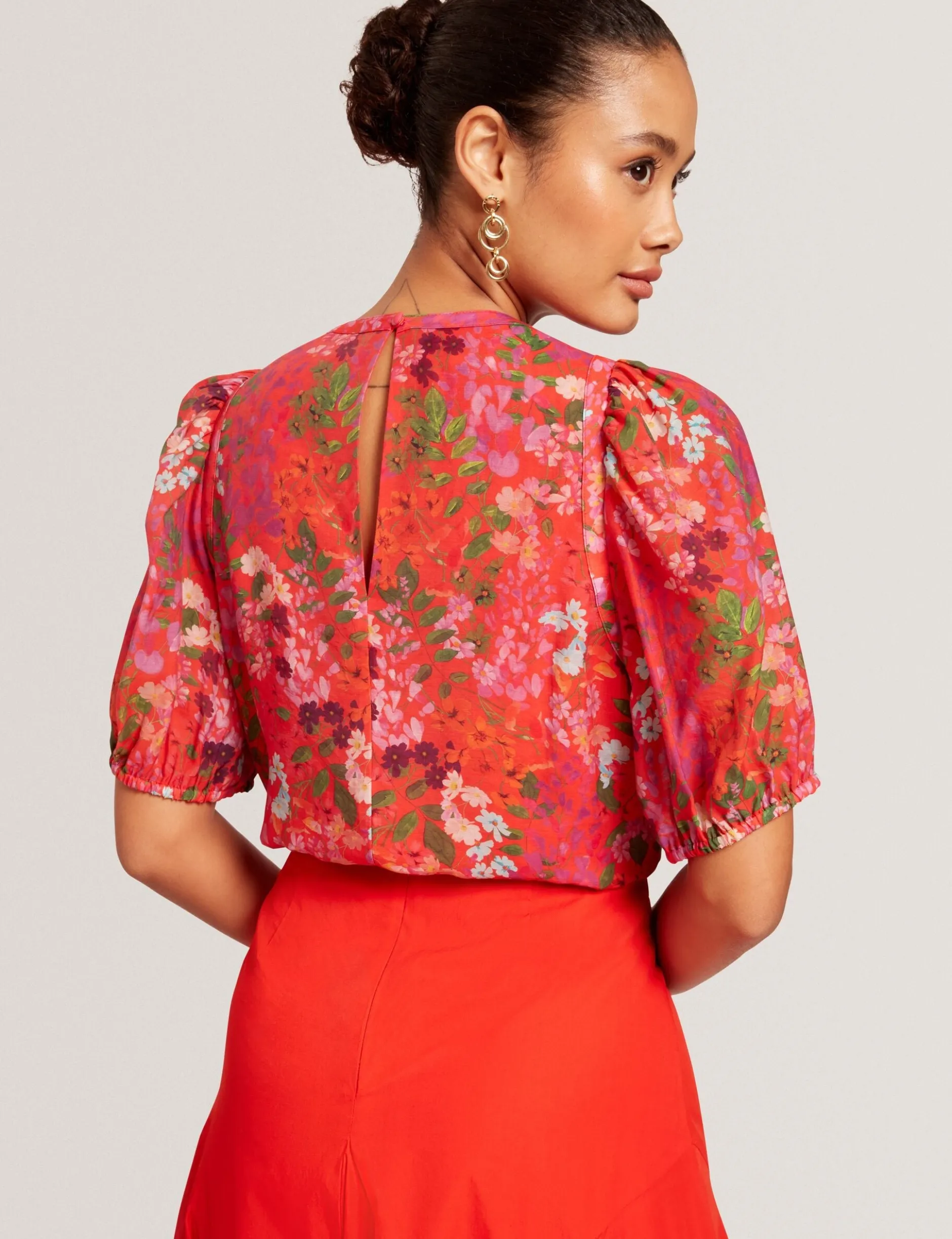 Bluse mit Blütenmuster und Puffärmeln