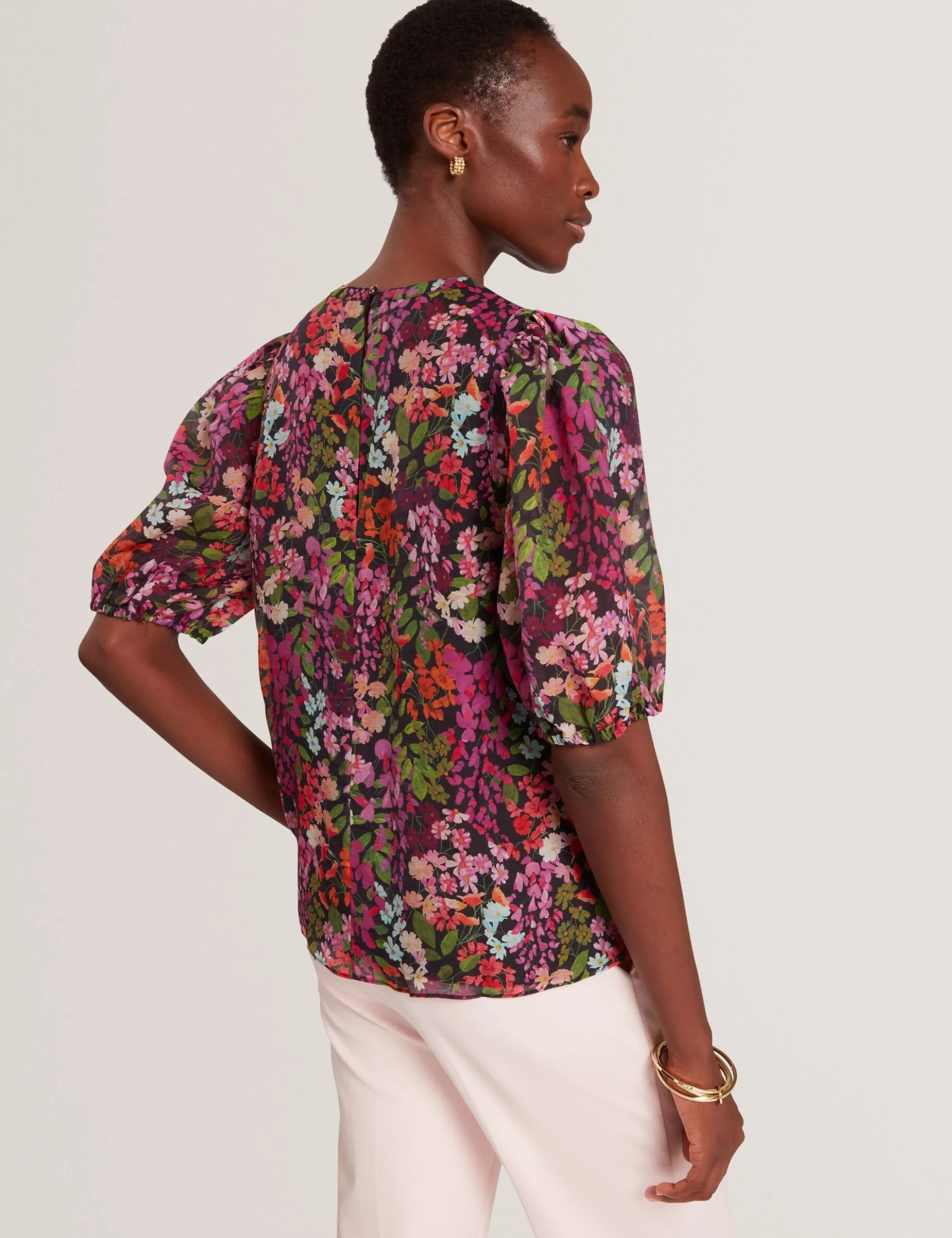 Bluse mit Blütenmuster und Puffärmeln
