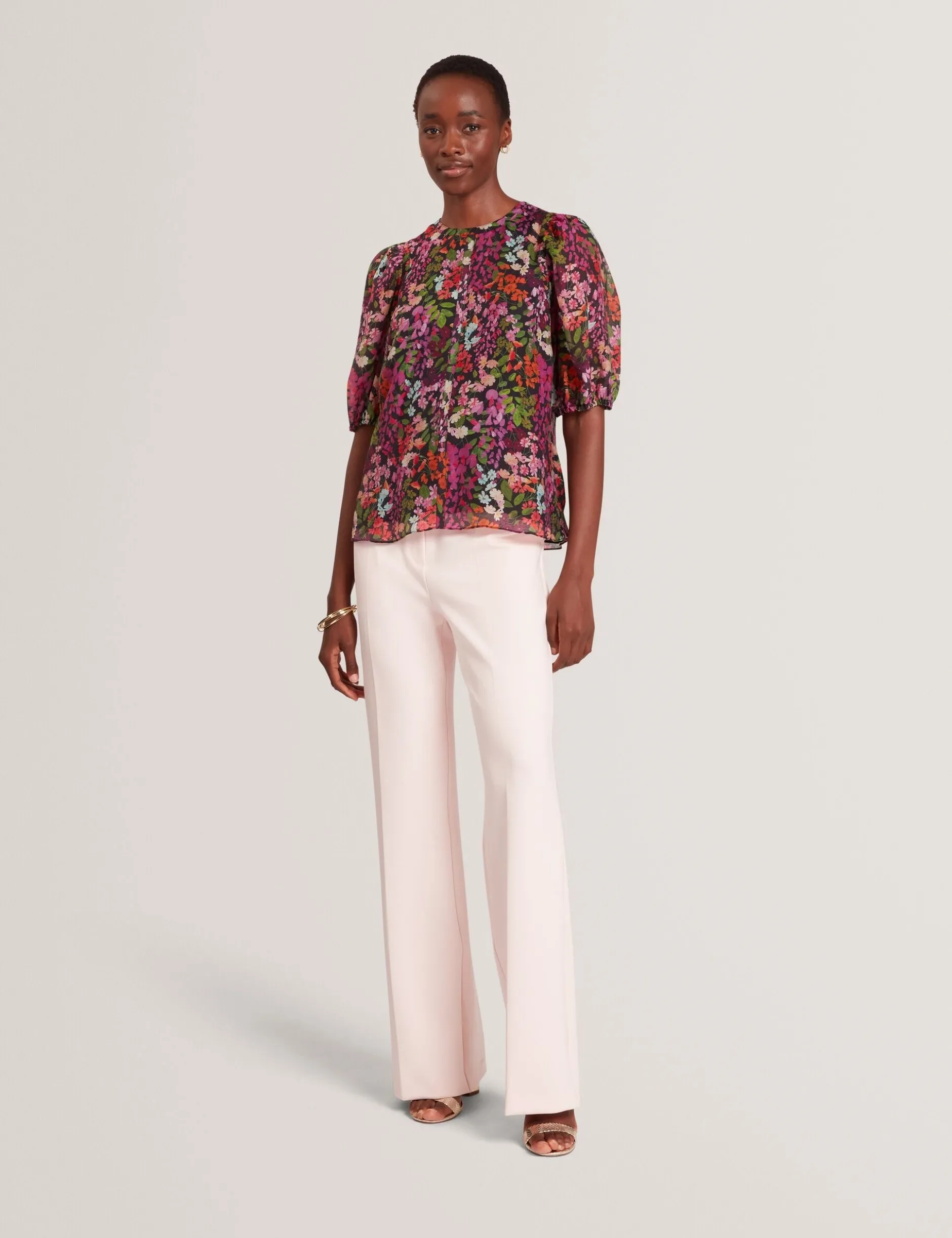 Bluse mit Blütenmuster und Puffärmeln
