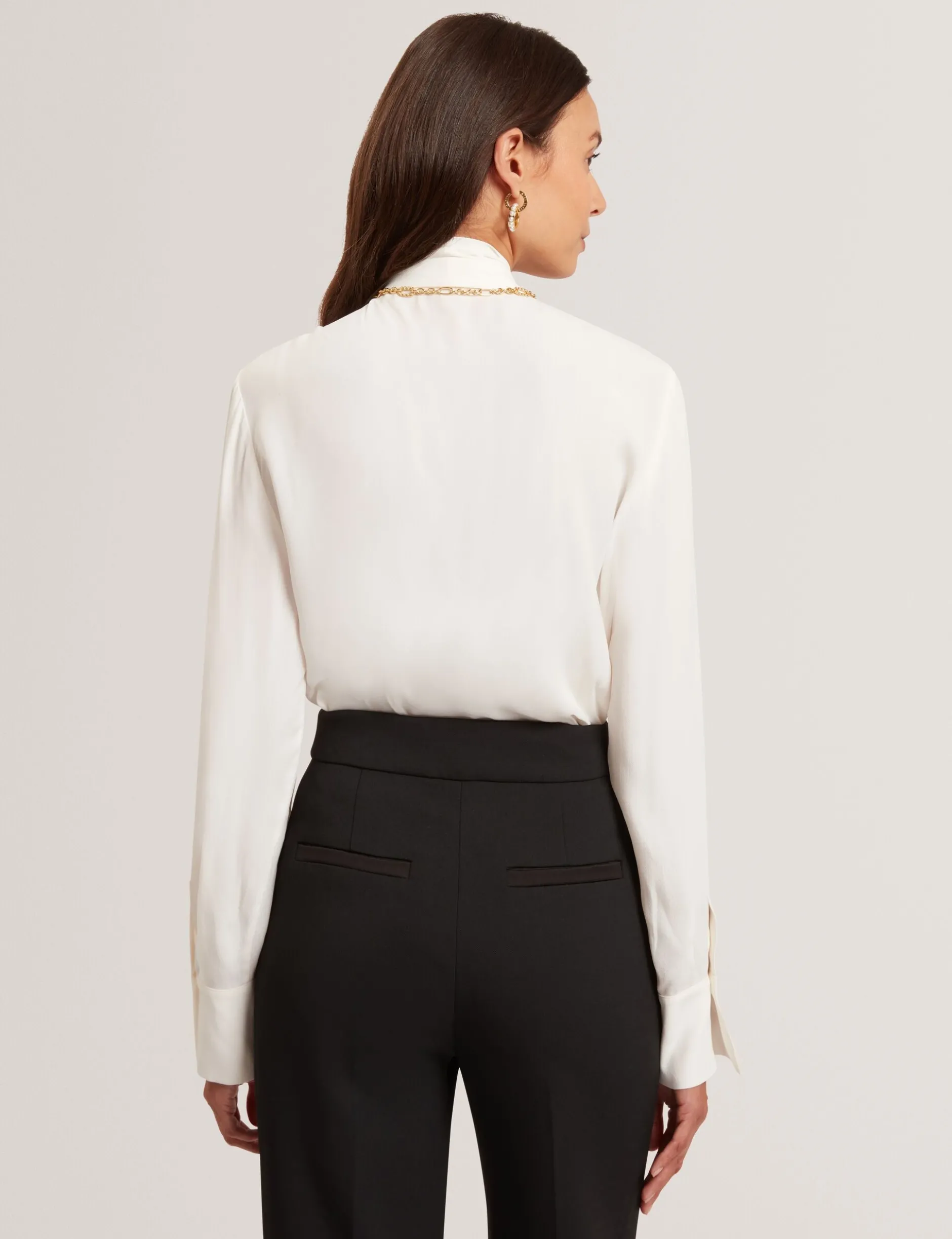 Bluse mit Schleifenkragen und langen Ärmeln