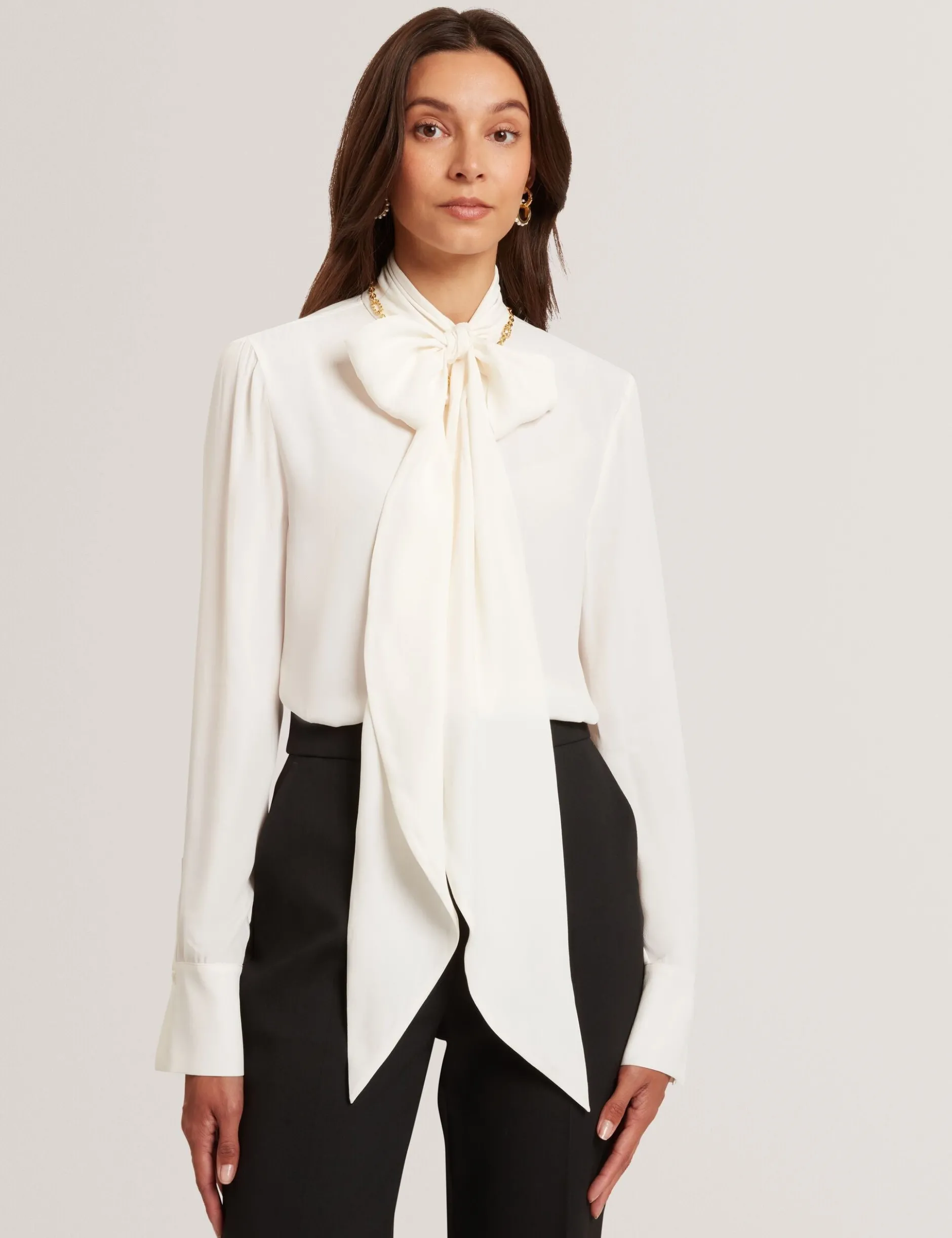 Bluse mit Schleifenkragen und langen Ärmeln