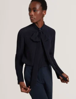 Bluse mit Schleifenkragen und langen Ärmeln