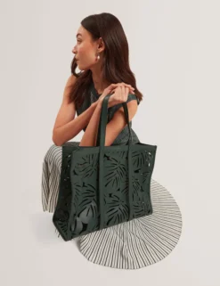 Breite Ledertasche mit Blattausschnitt