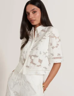 Burnout-Shirt mit Blumenmuster und verkürztem Schnitt