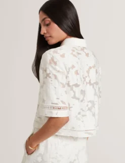 Burnout-Shirt mit Blumenmuster und verkürztem Schnitt
