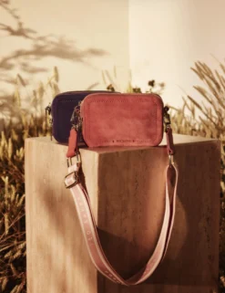 Crossbody-Kameratasche aus Wildleder mit Gurtband
