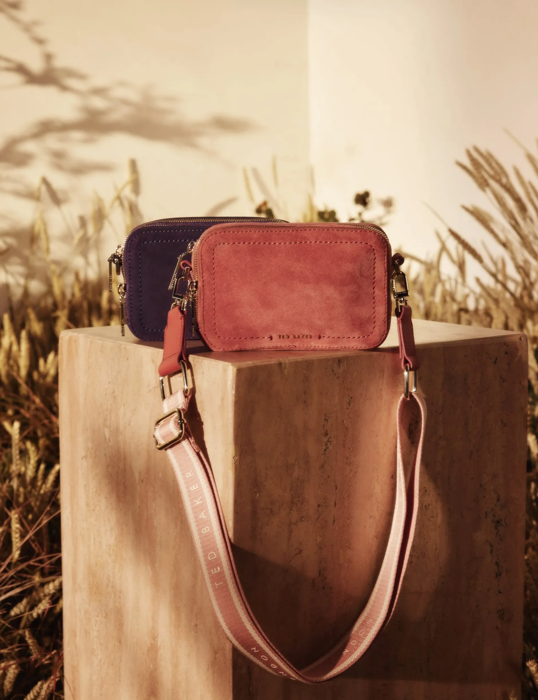 Crossbody-Kameratasche aus Wildleder mit Gurtband