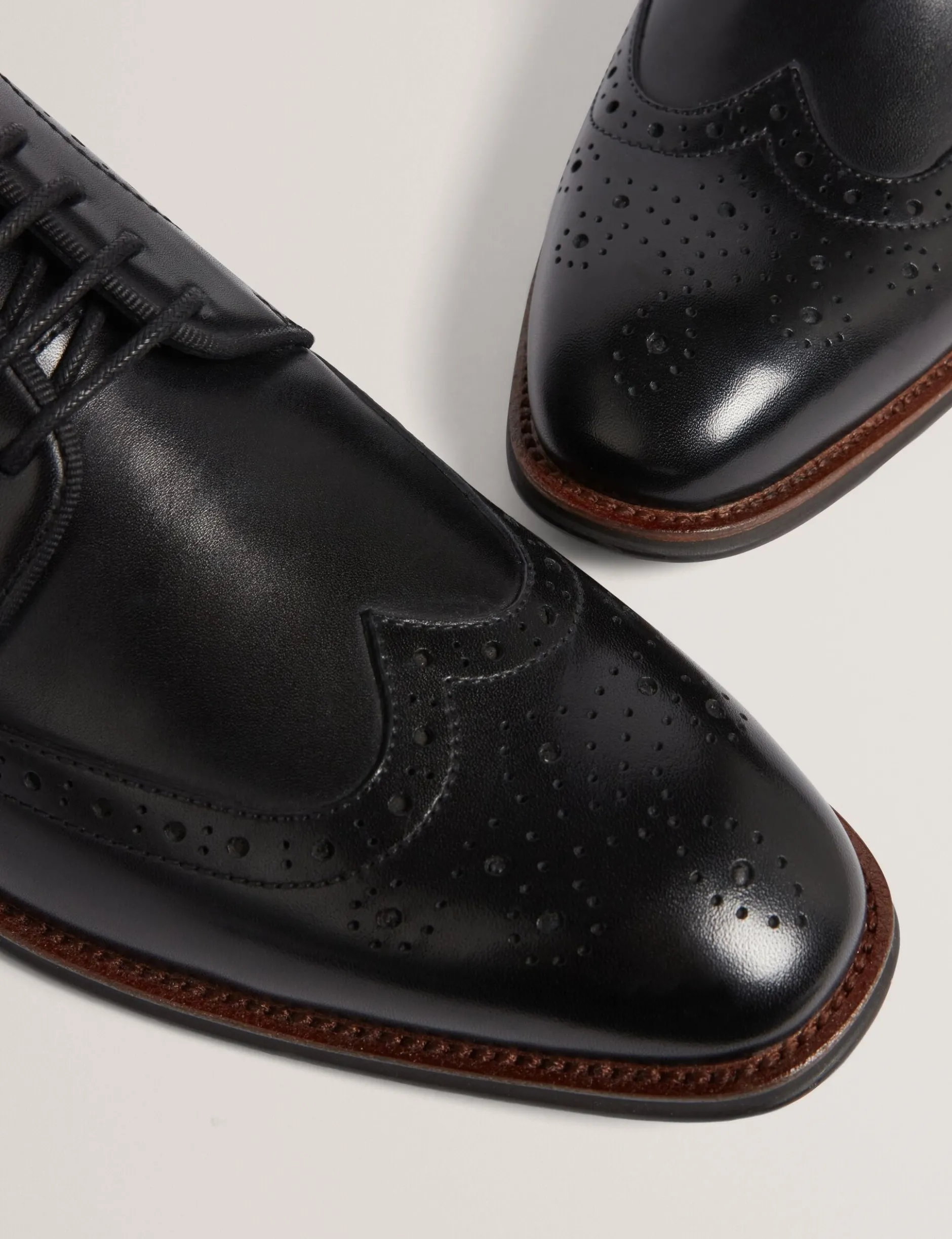 Derby-Brogue-Schuhe aus poliertem Leder