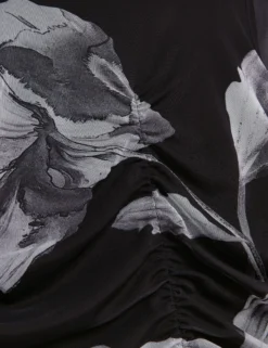 Dunkelblümtes, geblümtes, gerafftes, figurbetontes Midikleid aus Mesh