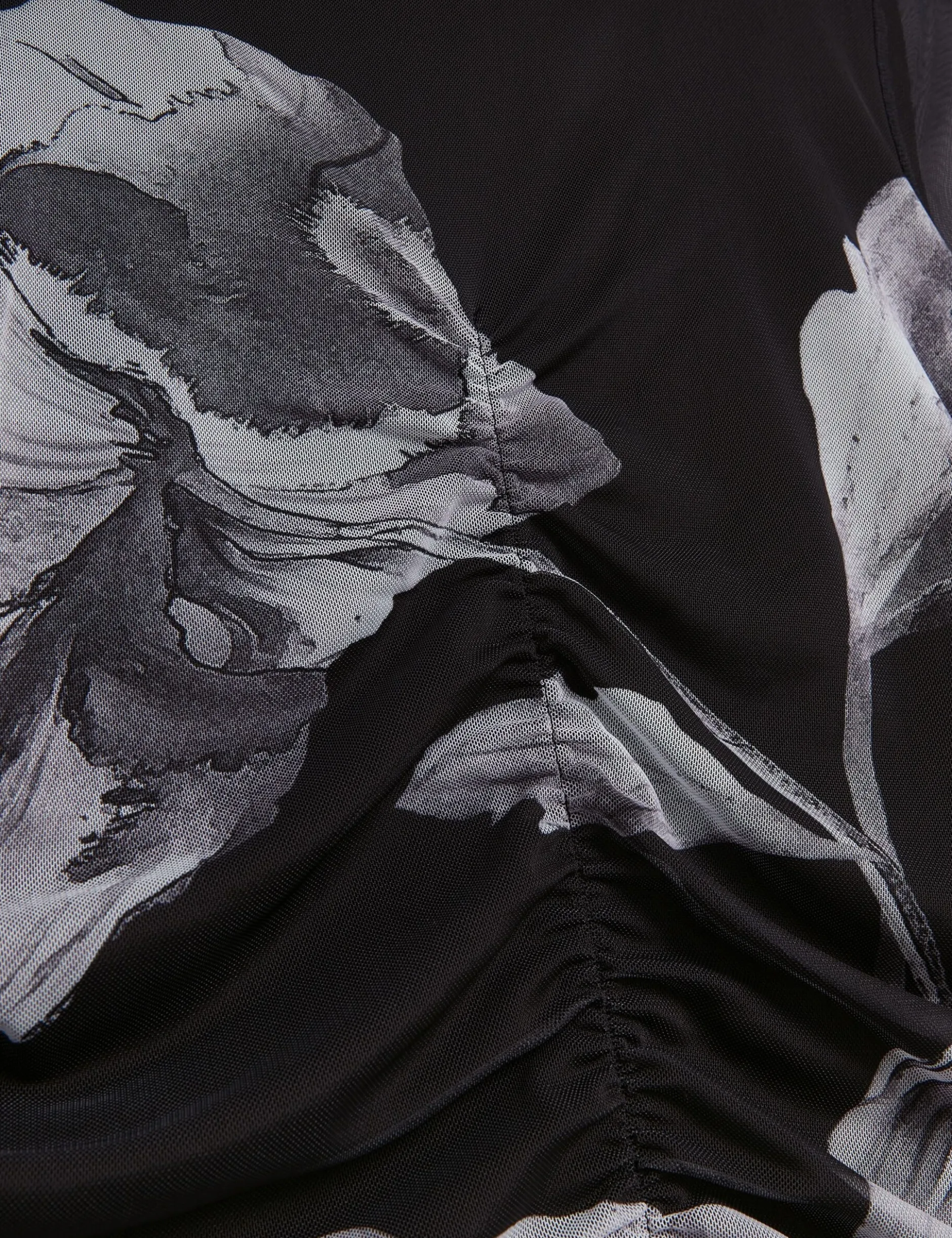 Dunkelblümtes, geblümtes, gerafftes, figurbetontes Midikleid aus Mesh