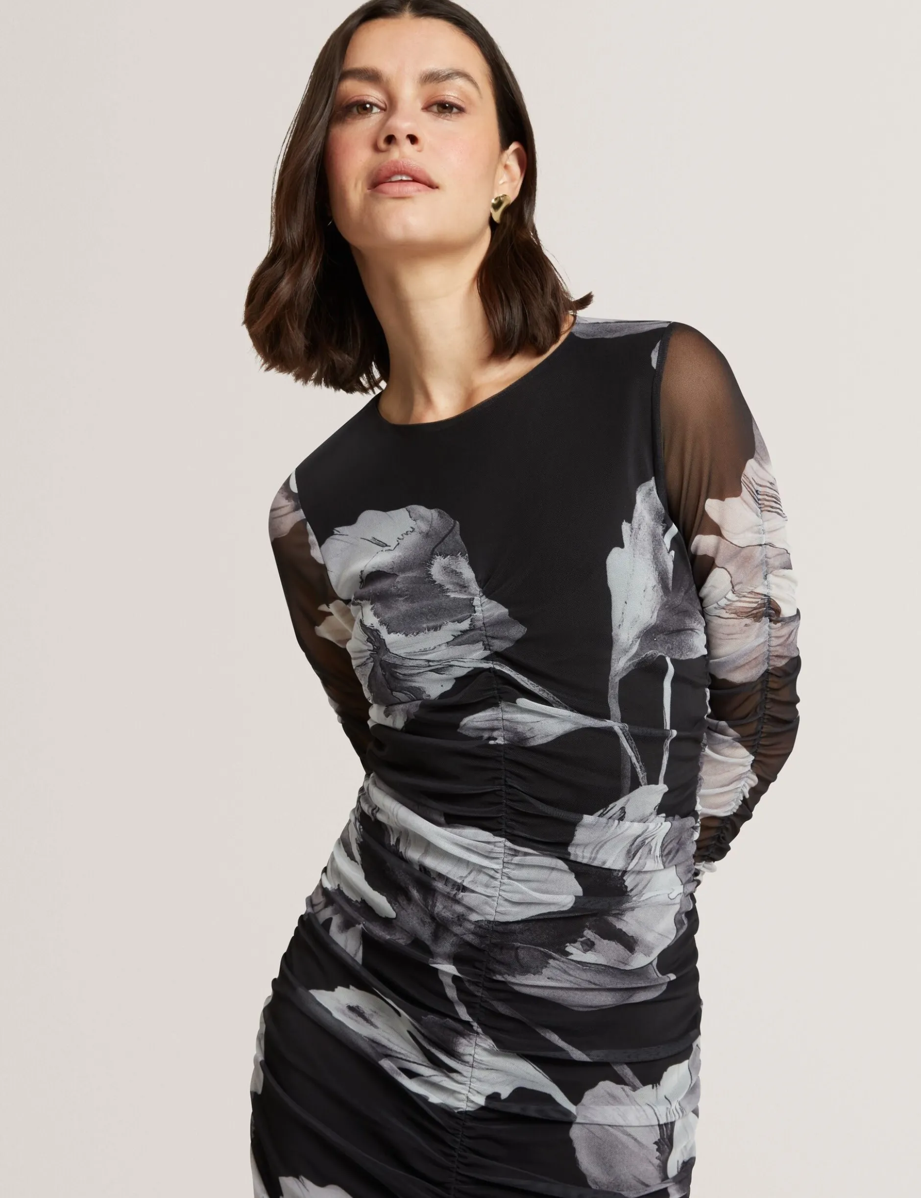 Dunkelblümtes, geblümtes, gerafftes, figurbetontes Midikleid aus Mesh