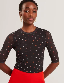 Enganliegendes Mesh-Top mit verstreutem Blumenmuster