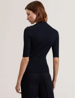 Figurbetontes Stricktop mit Rosenknopfdetails