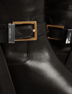 Flache Lederreitstiefel mit Gürteldetail