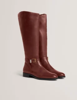Flache Lederreitstiefel mit Gürteldetail