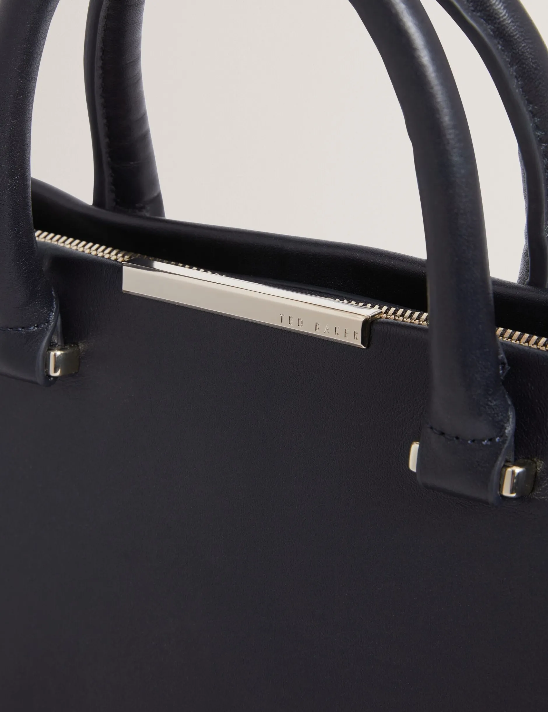 Geformte, breite Ledertasche