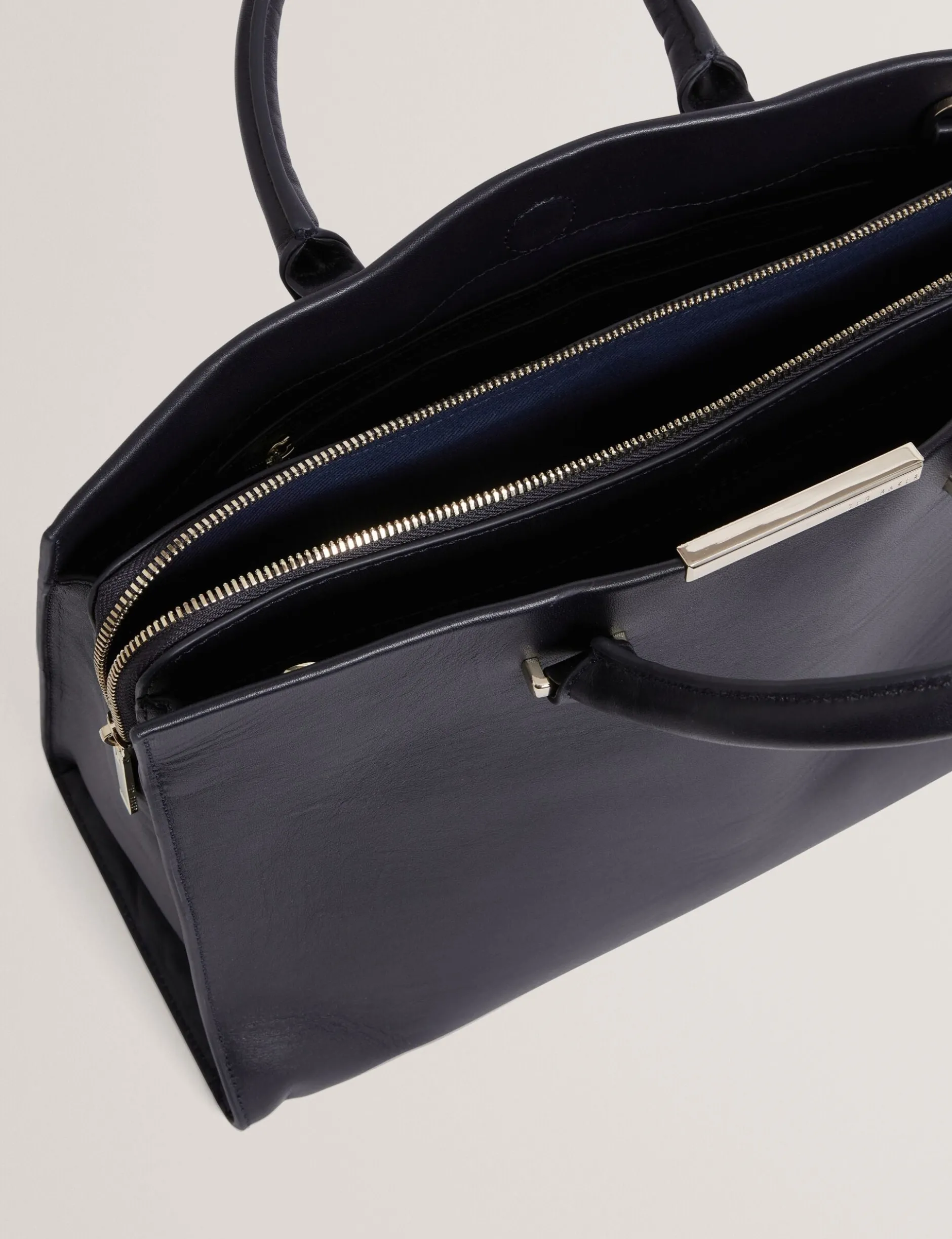Geformte, breite Ledertasche