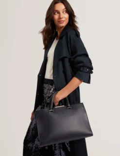 Geformte, breite Ledertasche
