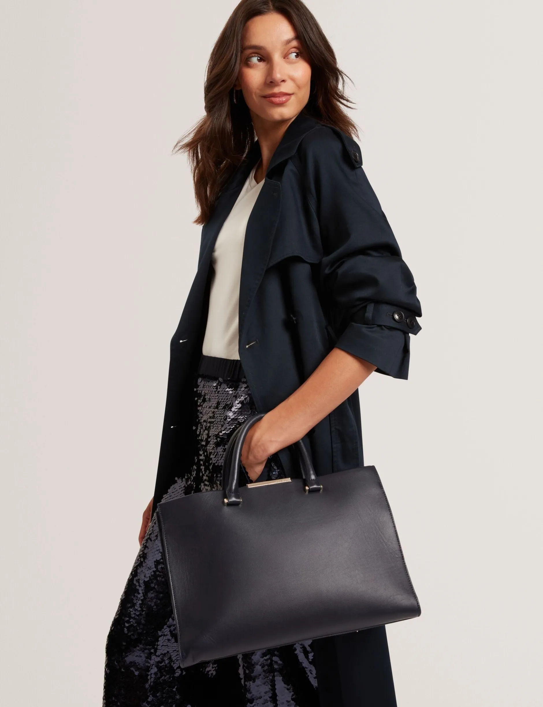 Geformte, breite Ledertasche