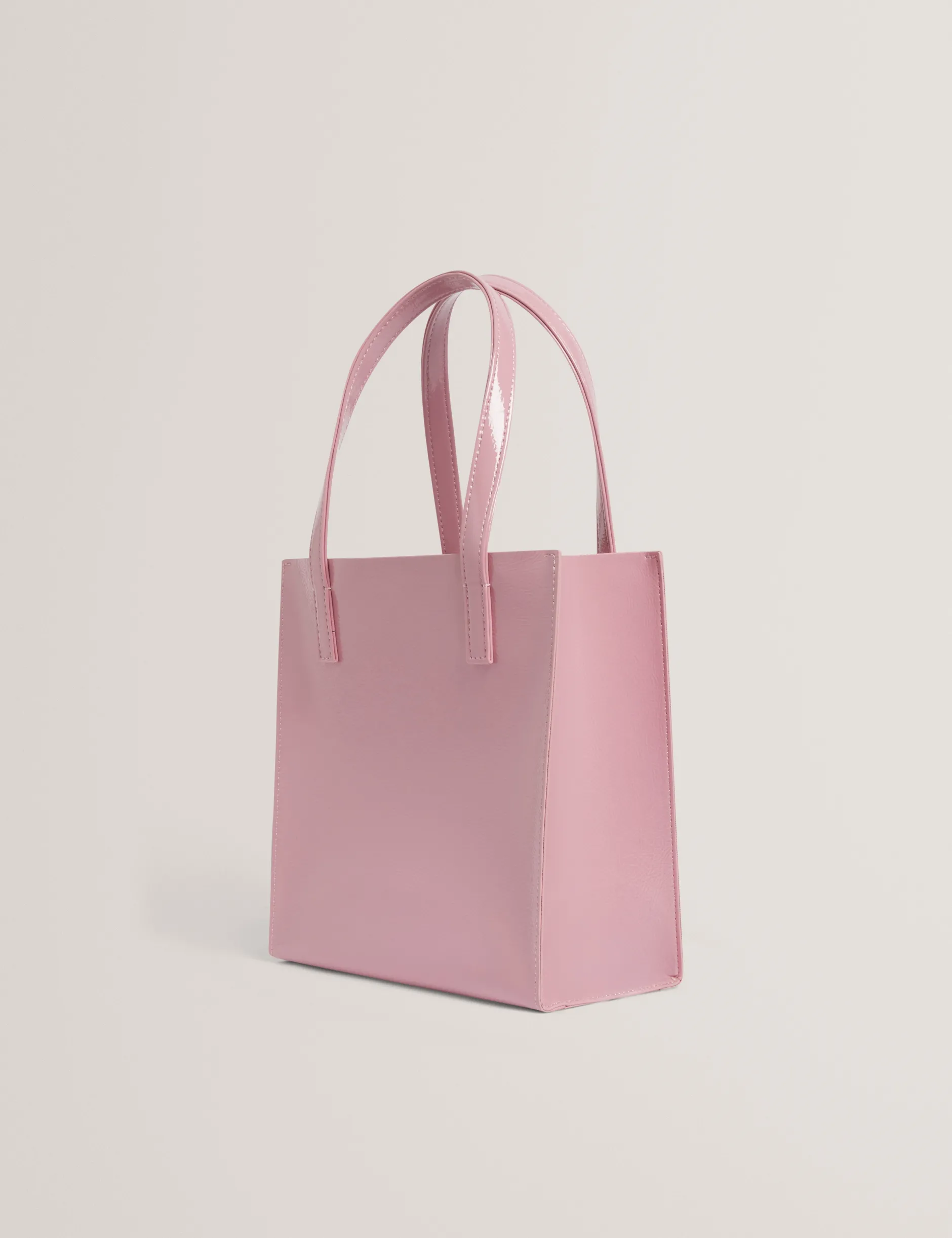 Geknitterte kleine Handtasche aus Kunstleder mit Logo-Prägung