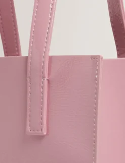 Geknitterte kleine Handtasche aus Kunstleder mit Logo-Prägung