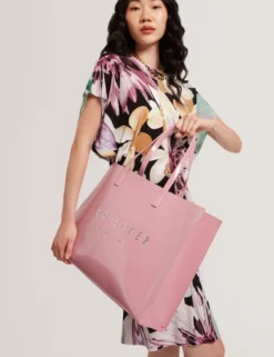 Geknitterte Oversized Icon Tote Bag aus Kunstleder
