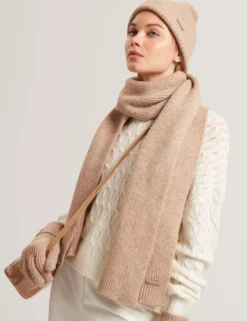 Gerippter Strickschal aus Wollmischung