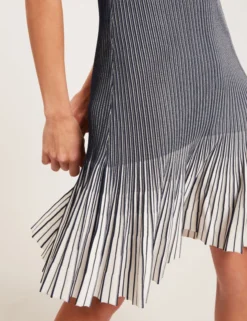 Geripptes Strick-Minikleid mit umgeschlagenem Saum
