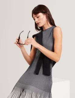 Geripptes Strick-Minikleid mit umgeschlagenem Saum