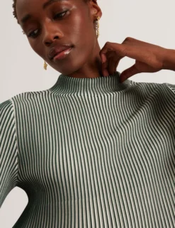 Gestreiftes Rippstrick-Langarmshirt mit ausgestellten Ärmeln
