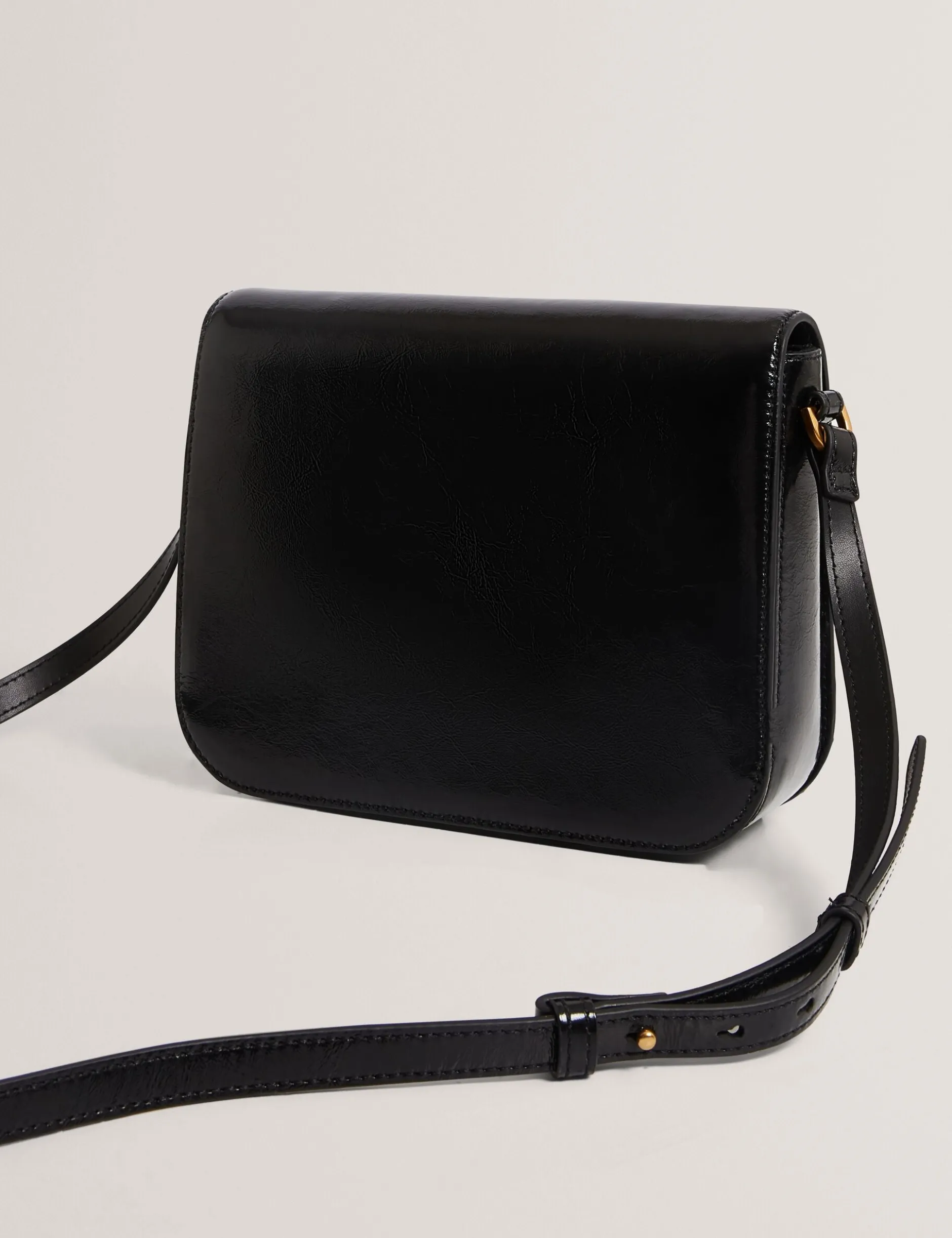 Henkeltasche aus geknittertem Leder mit Drehverschluss