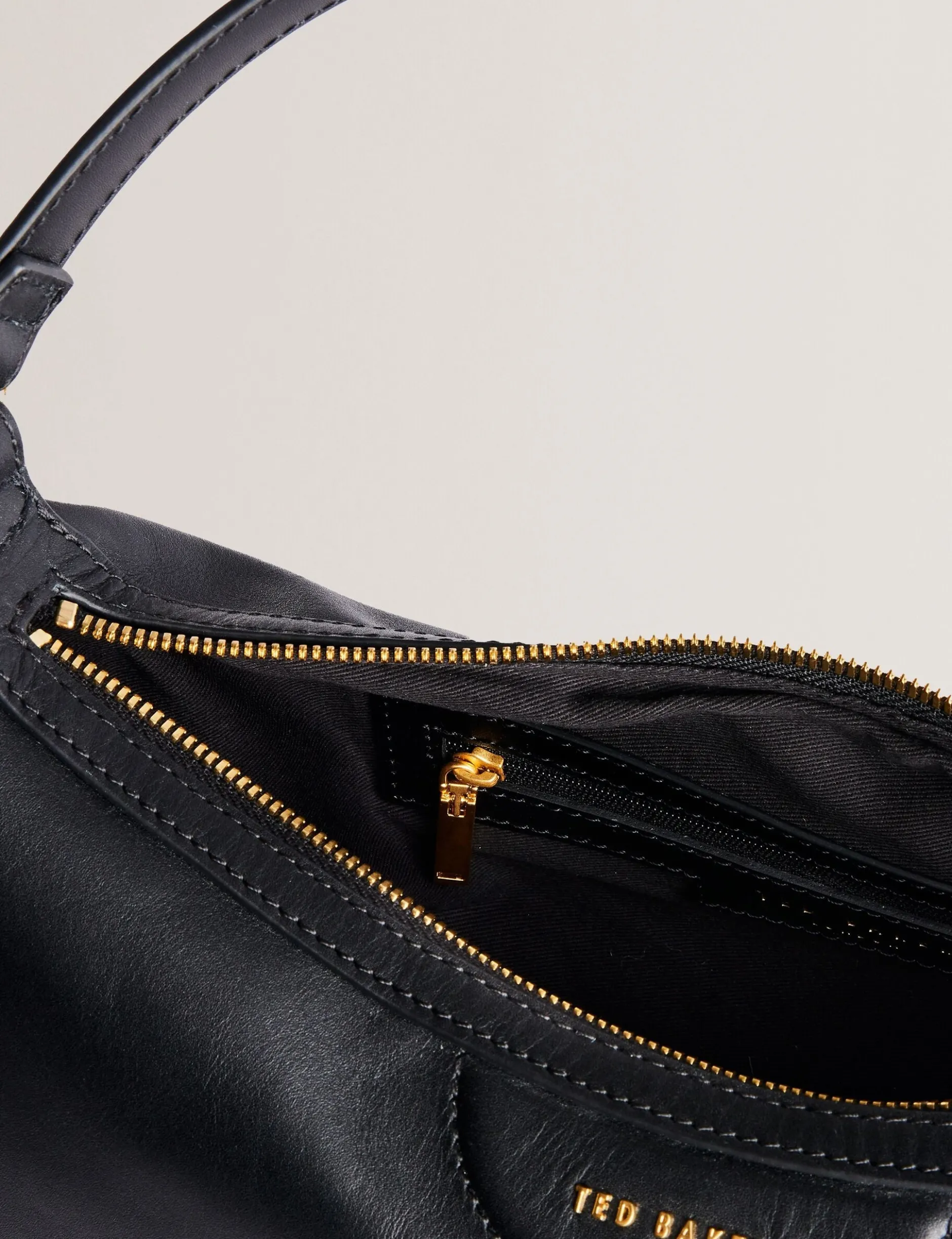 Hobo-Tasche aus Leder mit Gurtband
